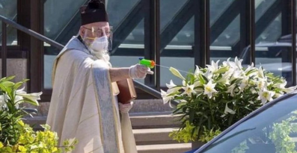 Sveštenik prskao vernike svetom vodicom iz plastičnog pištolja!