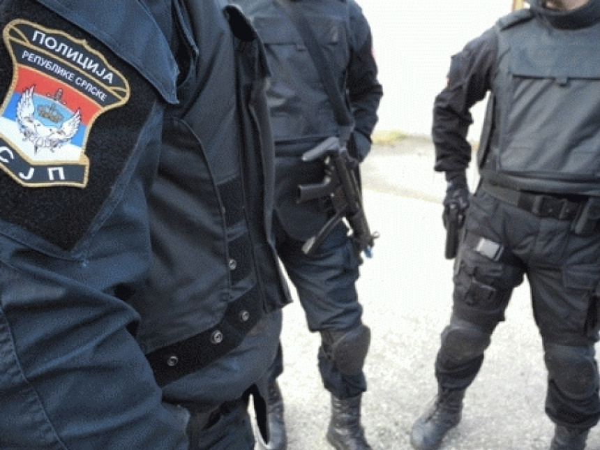 Приједор: Затворио се у викендицу, пуцао на полицију