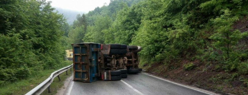 Zbog prevrtanja kamiona zatvoren put Sarajevo - Tuzla