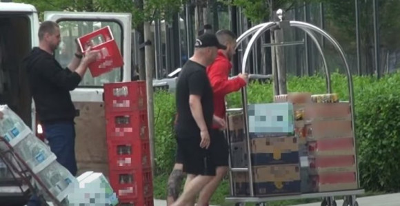 Đani se snabdeo pićem za vreme kućnog pritvora, kao da otvara kafanu!