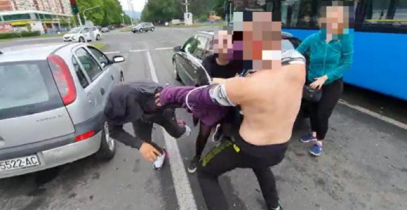 Tuča vozača nasred ulice: Sijevale pesnice, palice...