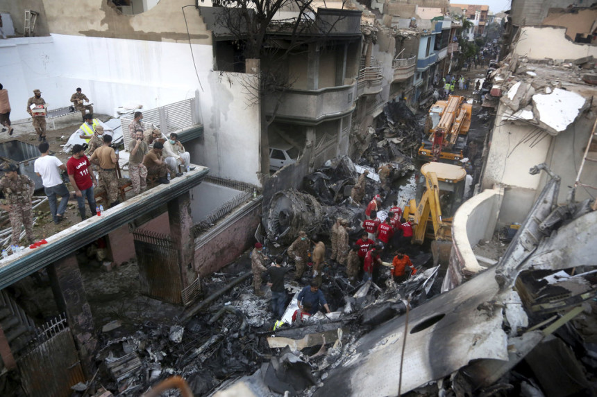 Dvije osobe preživjele u padu pakistanskog aviona