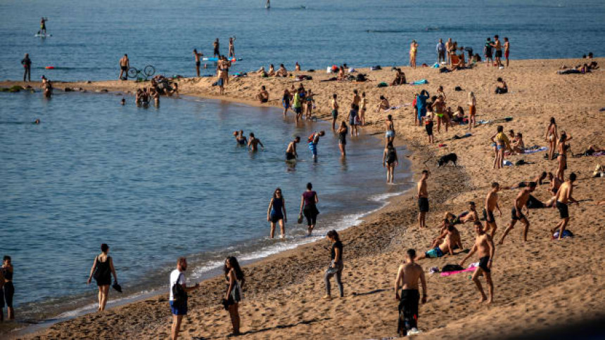 Porasla temperatura, ljudi širom Evrope pohrlili na plaže