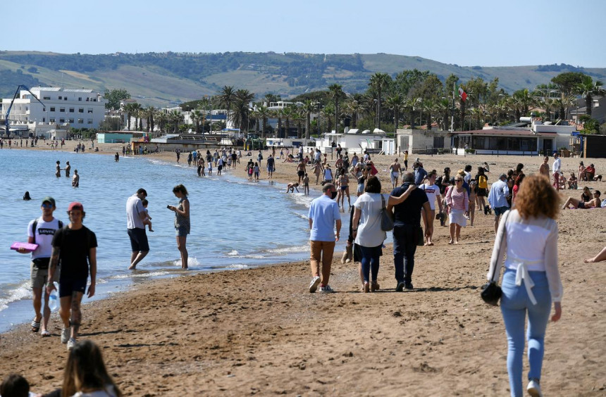 Италија: Пуне плаже за викенд након карантина