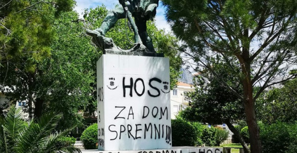 Ustaški pozdrav na spomeniku žrtvama NOB-a
