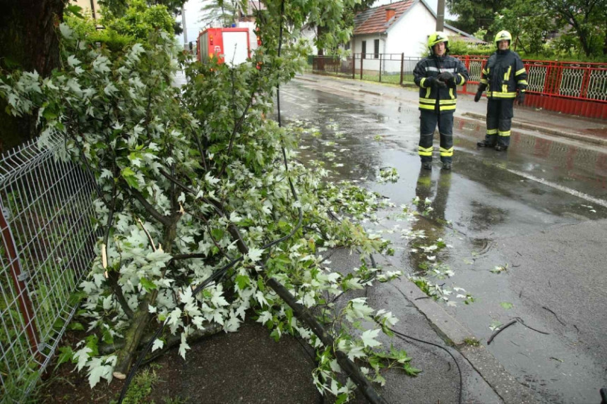 Nevrijeme zahvatilo Banjaluku, dio grada bez struje