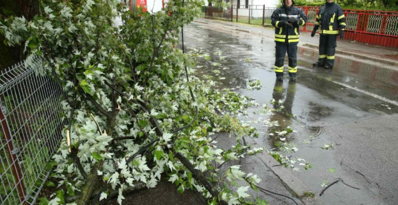 Nevrijeme zahvatilo Banjaluku, dio grada bez struje