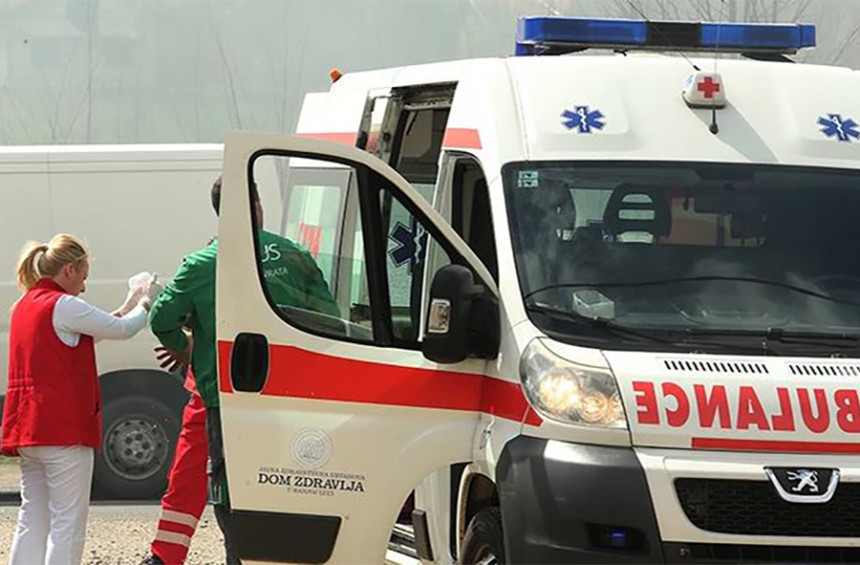 Preminuo vozač nakon udara u stub