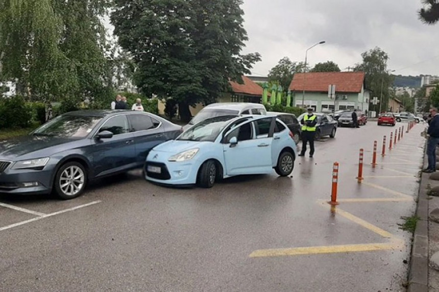 Izgubila kontrolu, pa udarila u parkirana vozila
