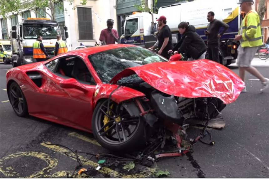Zakucao se sa u autobus, Ferrari potpuno uništen