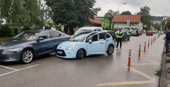 Izgubila kontrolu, pa udarila u parkirana vozila