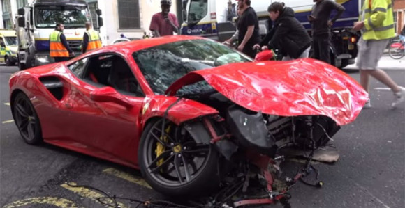 Zakucao se sa u autobus, Ferrari potpuno uništen
