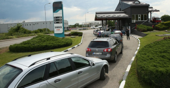 Kolone vozila pred pumpom, zbog jeftinog goriva