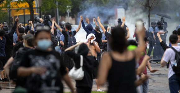 Sukobi traju drugi dan, FBI istražuje smrt Afroamerikanca