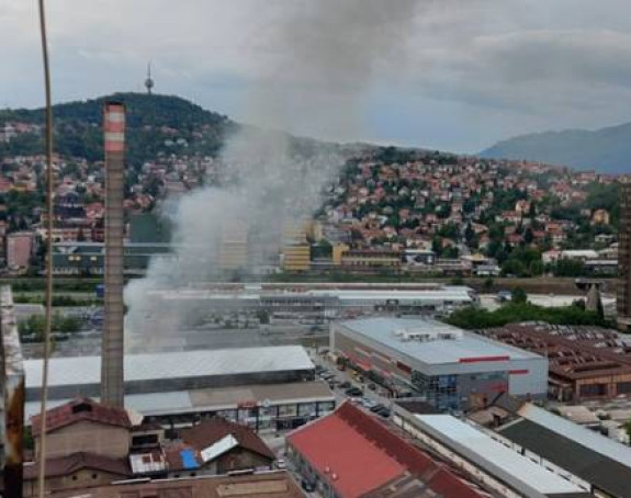 Сарајево: Пожар у халама, ватрогасци на терену