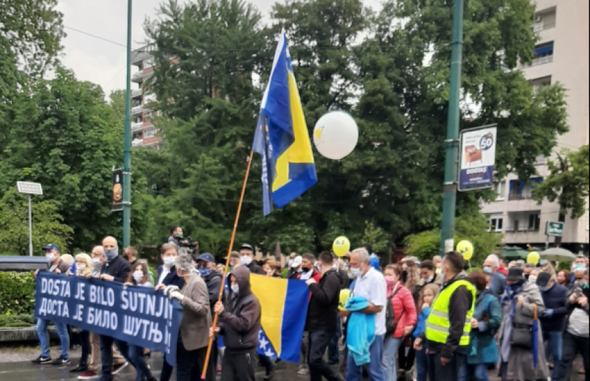 Хиљаде људи на протесту, обећали "врело љето"