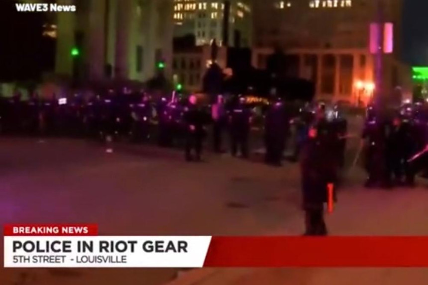 SAD: Policija otvorila vatru na novinare!