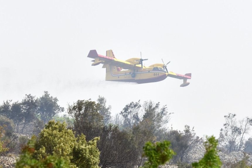 Veliki požar na Braču, zaprijetio i objektima