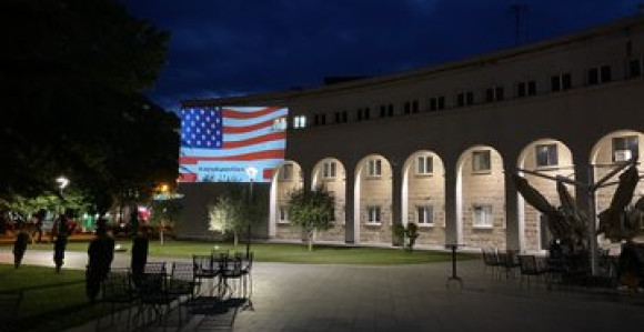 Zgrada hrvatskog doma u bojama američke zastave