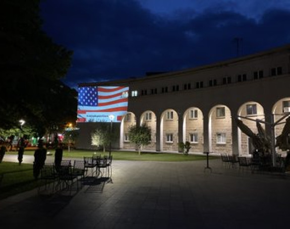 Zgrada hrvatskog doma u bojama američke zastave