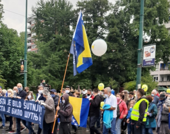 Hiljade ljudi na protestu, obećali "vrelo ljeto"