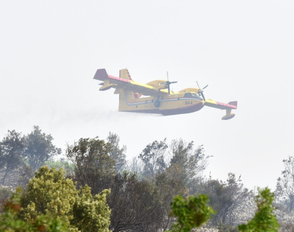 Veliki požar na Braču, zaprijetio i objektima