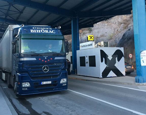 Kamioni iz Srbije zaustavljeni na prelazu Jarinje