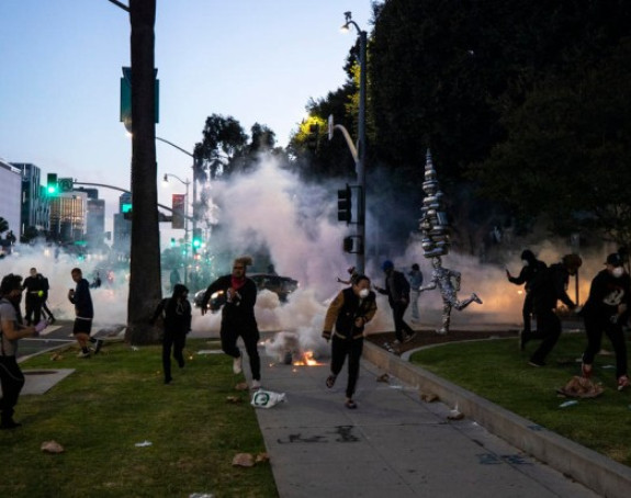 Amerika između haosa, bombi i čovječnosti