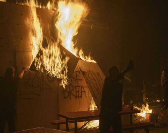 Haos u SAD: Policija tuče, privodi i puca na novinare