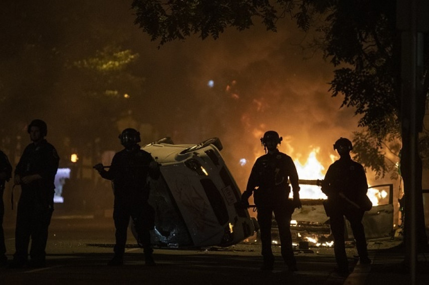 Хаос у 140 градова у САД: Обрачуни са демонстрантима