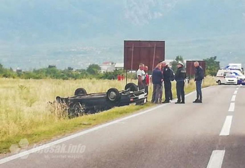 Udes u Mostaru: Od siline udara vozila izletjela sa ceste