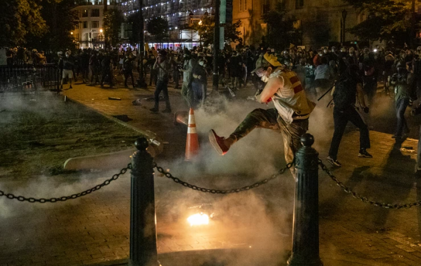 Noć nasilja u SAD: Vatra oko Bijele kuće, upucan dječak, blizu 4.000 uhapšenih...