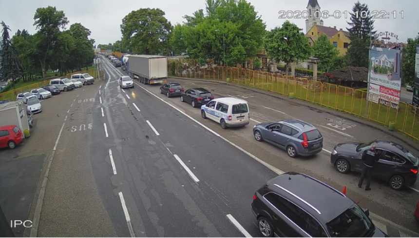 Отворене границе БиХ: Дугачке колоне возила у Градишци
