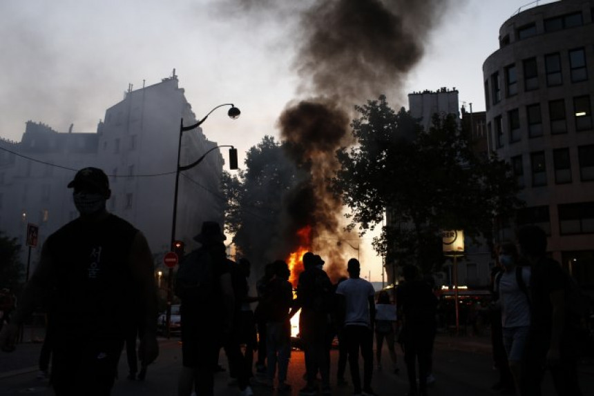 Nasilje na ulicama Pariza, policija koristila suzavac