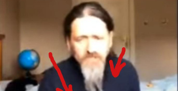 Političar se pojavio na video sednici u gaćama i još se češka! (VIDEO)