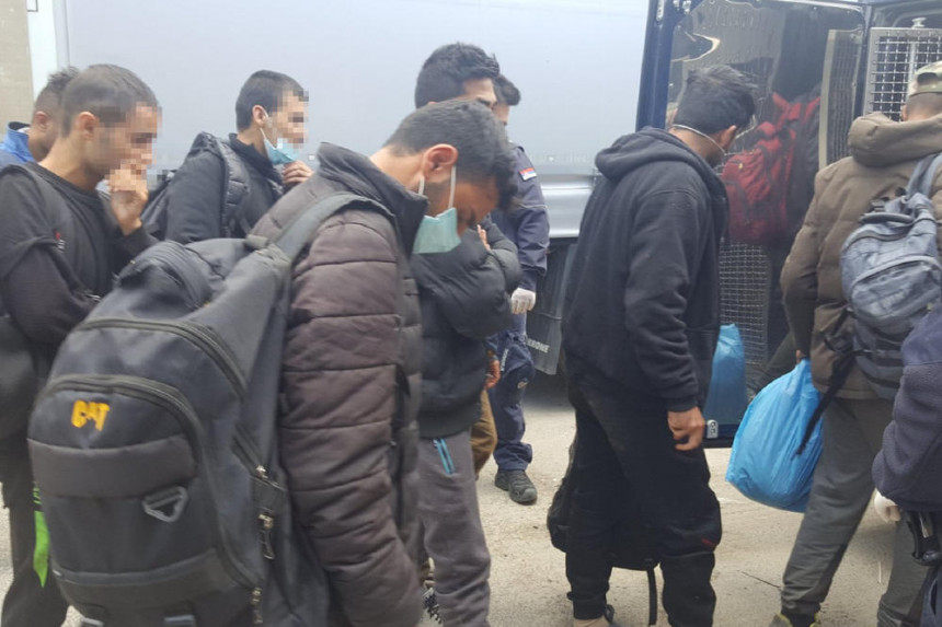 Мигранти се крили међу сунђерима у камиону
