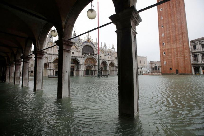 Nevrijeme pogodilo Italiju: Poplavljen trg u Veneciji