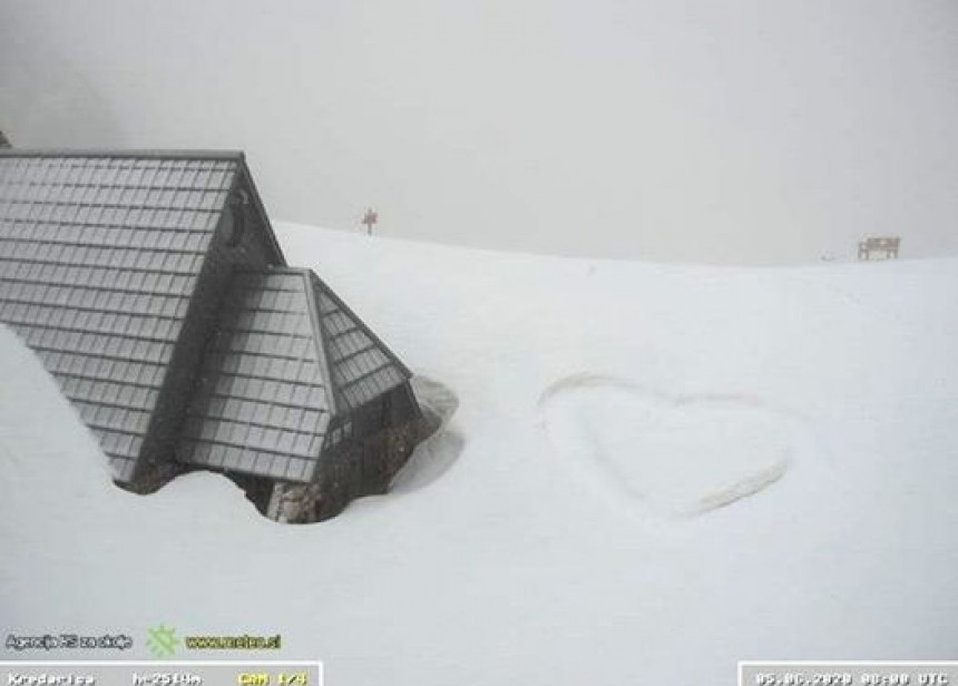 Sniježna idila u junu: U Sloveniji palo 70 cm snijega