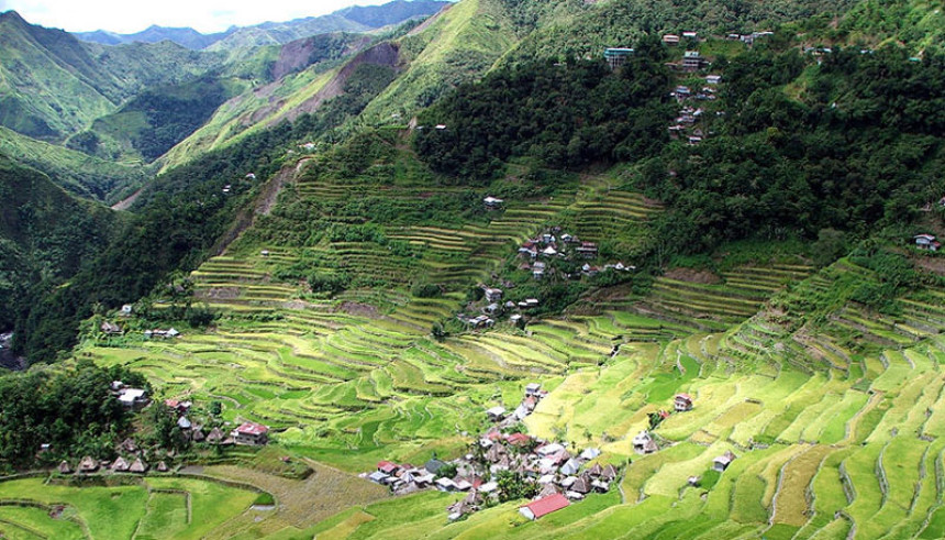 Predsjednik Vlade plaća ljudima samo da odu na selo