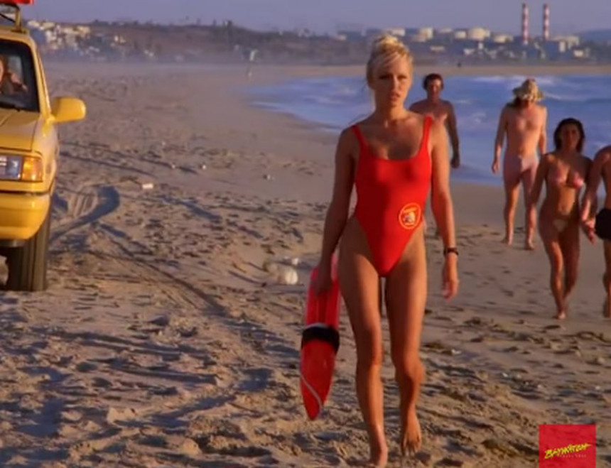 Памела у 53. години може да обуче купаћи из "Чувара плаже" и изгледа топ!