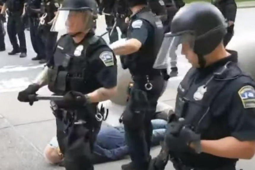 SAD: Suspendovani policajci koji su gurnuli starca