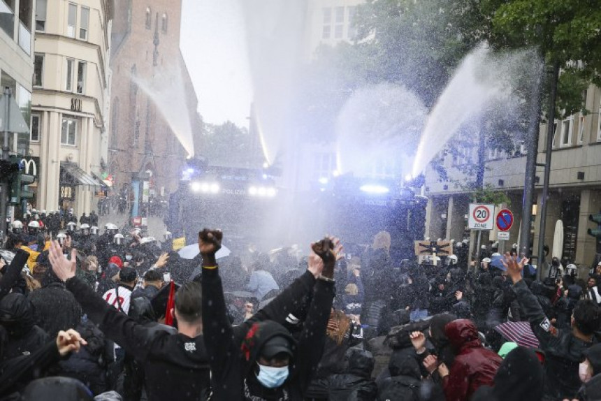 Хамбург: Полиција воденим топовима на демонстранте