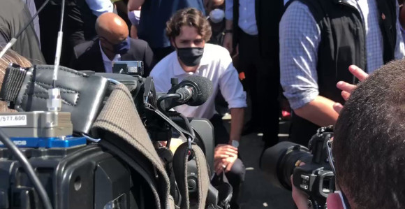 Premijer Kanade klečao na protestu protiv rasizma