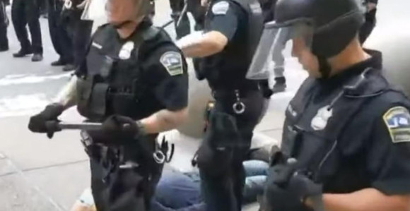 SAD: Suspendovani policajci koji su gurnuli starca