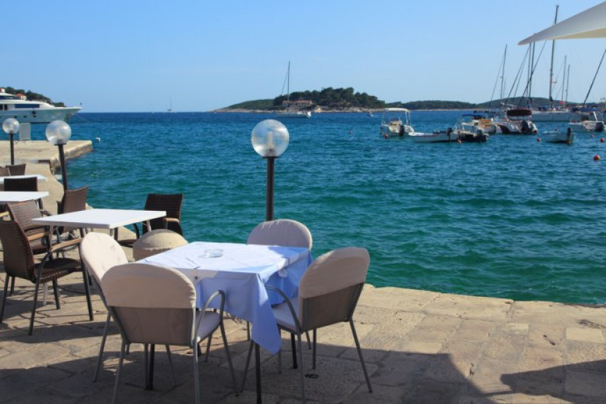 Hvar sablasno prazan- Nigdje nikoga