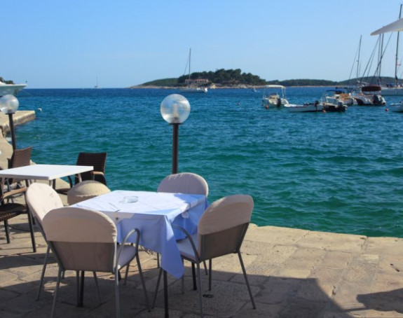 Хвар сабласно празан- Нигдје никога