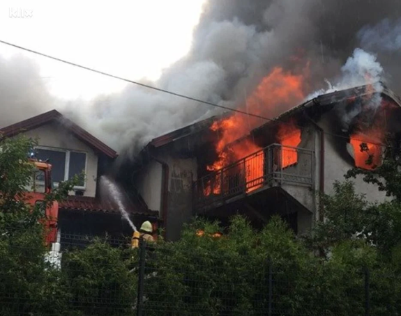 Požar zahvatio dvije porodične kuće (VIDEO)