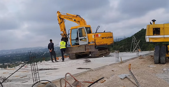 Bagerista odbio da sruši manastirski konak