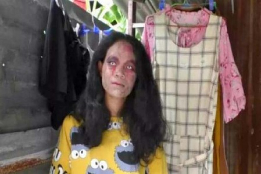 BIZARNO: Prodaje odeću mrtvih ljudi online obučena kao zombi! (VIDEO)