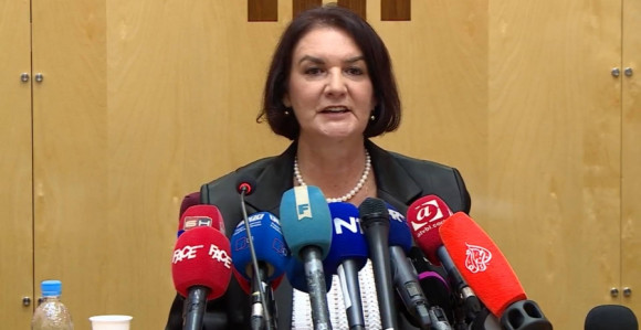 Obezbjeđenje glavne tužiteljke Tadić tuče ljude